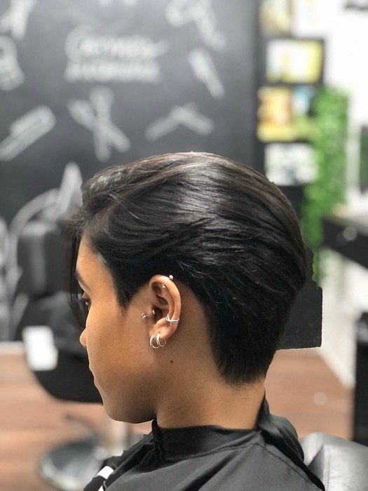Corte curto feminino finalizado na Gomes Barbearia